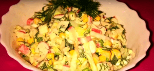 Салат из пекинской капусты, крабовых палочек и кукурузы