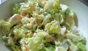 Салат из капусты с кукурузой, курицей и огурцом