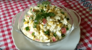 Рецепт крабового салата с кукурузой и рисом