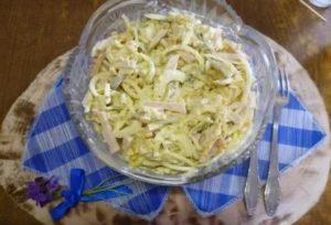 Салат с копченой грудкой и кукурузой