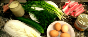 Салат из пекинской капусты, крабовых палочек и кукурузы